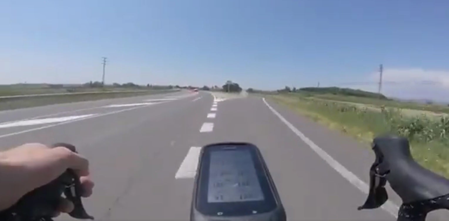 Los Mossos difunden un vídeo para localizar al conductor que cometió esta imprudencia con un ciclista Los Mossos difunden un vídeo para localizar al conductor que cometió esta imprudencia con un ciclista