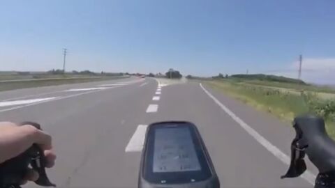 Ciclista entrenando en una carretera