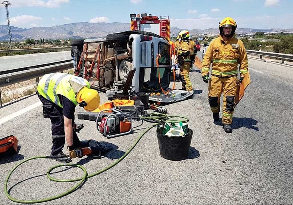 Cuatro personas resultan heridas de diversa consideración tras volcar su vehículo en la AP-7 en Crevillent Cuatro personas resultan heridas de diversa consideración tras volcar su vehículo en la AP-7 en Crevillent