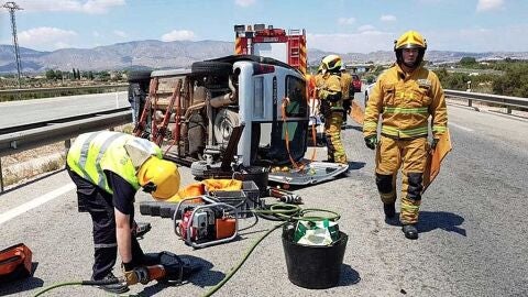Bomberos en el lugar del accidente de circulaci&oacute;n en la AP-7 a la altura de Crevillent