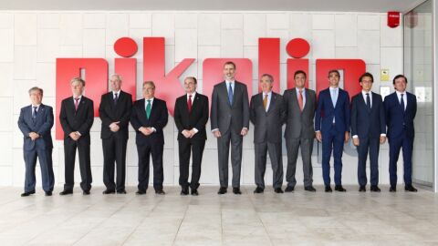 Felipe VI en las instalaciones de Pikol&iacute;n