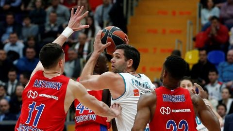 Felipe Reyes busca a un compa&ntilde;ero ante el CSKA