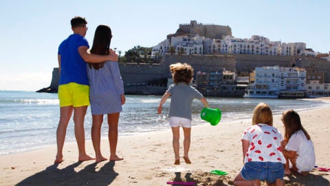 Familia disfrutando de la playa en Pe&ntilde;&iacute;scola.