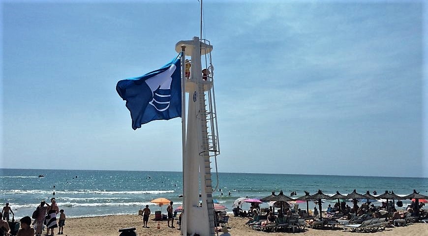 Las banderas azules lucen un verano más en las playas de Elche y Santa Pola Las banderas azules lucen un verano más en las playas de Elche y Santa Pola