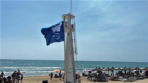 Bandera azul en la playa de Arenales del Sol de Elche. Bandera azul en la playa de Arenales del Sol de Elche.