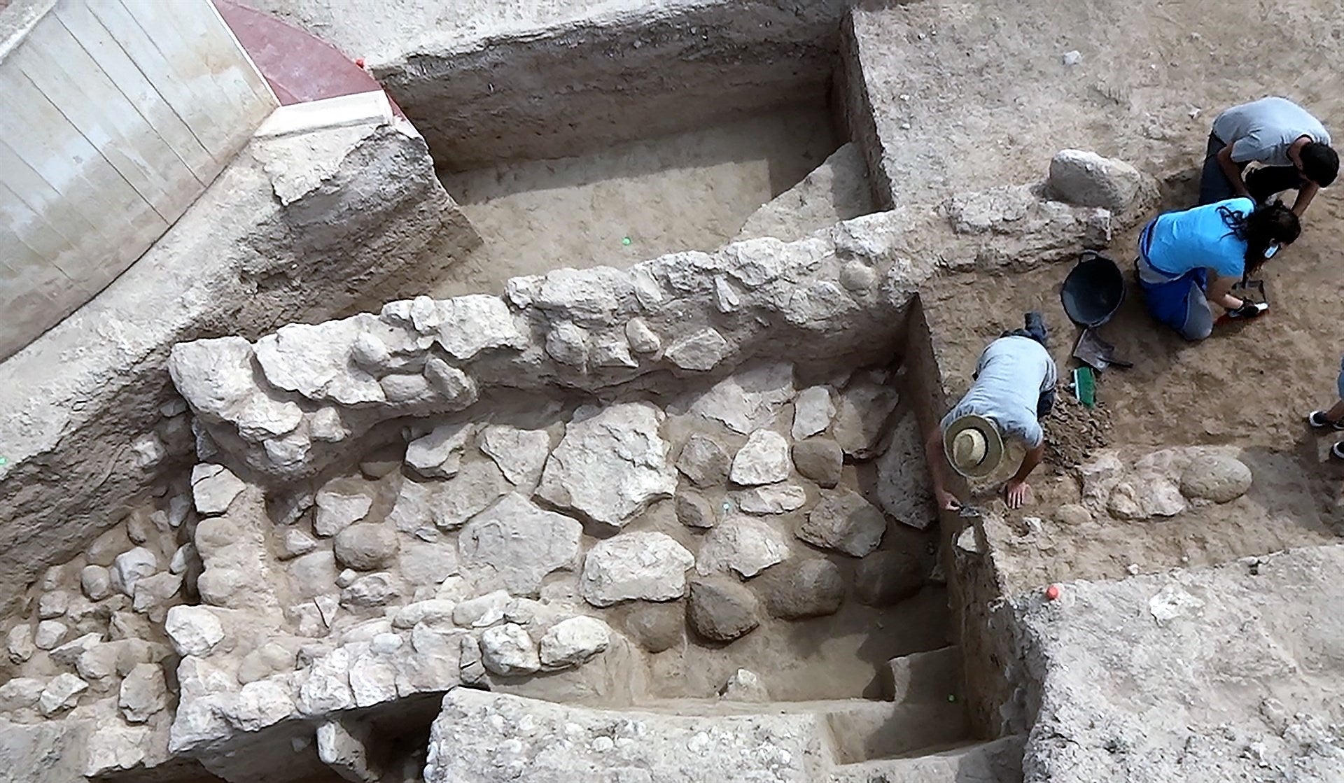 Las excavaciones arqueológicas en La Alcudia encuentran una muralla donde podría haber estado oculta la Dama de Elche Las excavaciones arqueológicas en La Alcudia encuentran una muralla donde podría haber estado oculta la Dama de Elche