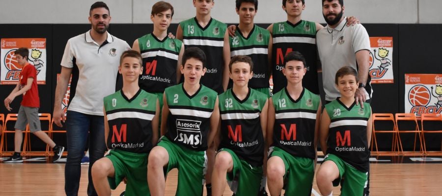 La plantilla del equipo infantil del Club Baloncesto Ilicitano - Óptica Madrid, clasificado para la fase final del campeonato de España en Galicia.