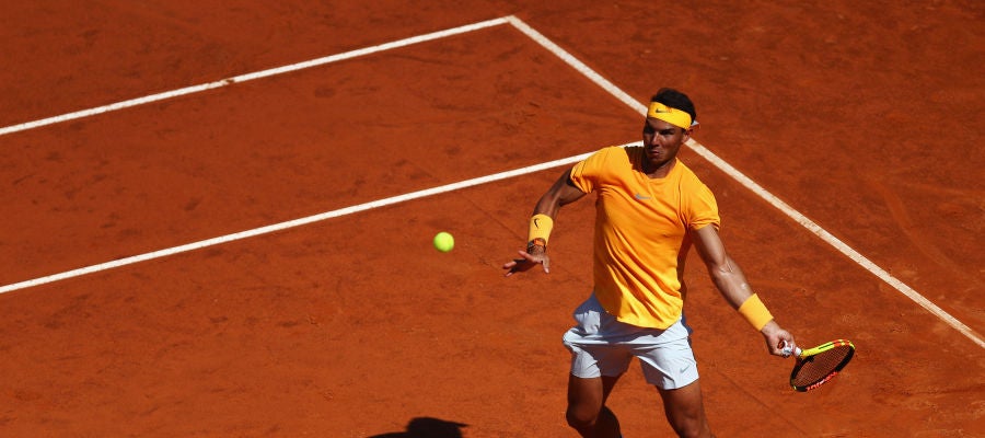 Rafa Nadal golpea la bola en su duelo contra Djokovic Rafa Nadal golpea la bola en su duelo contra Djokovic