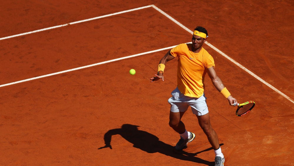 Rafa Nadal golpea la bola en su duelo contra Djokovic