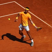 Rafa Nadal golpea la bola en su duelo contra Djokovic Rafa Nadal golpea la bola en su duelo contra Djokovic