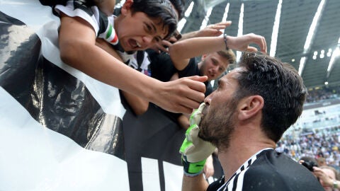 Buffon se despide de un joven aficionado de la Juventus en su &uacute;ltimo partido
