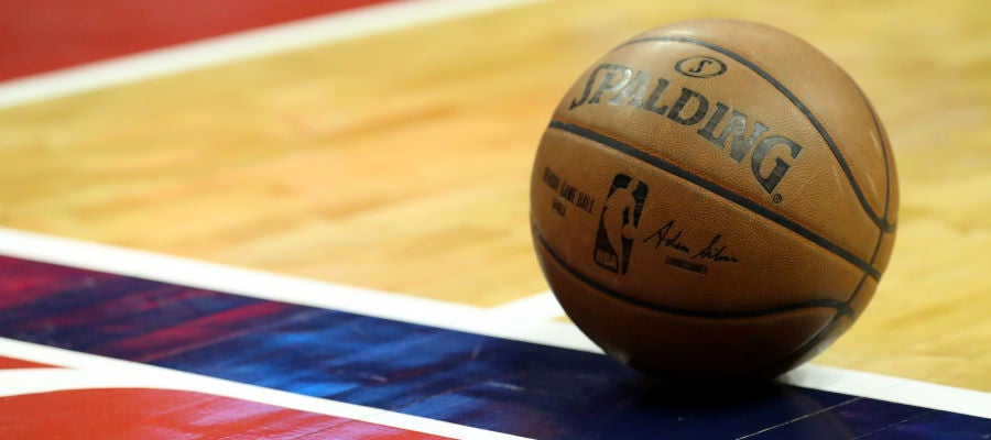 Una cancha de baloncesto antes de un partido Una cancha de baloncesto antes de un partido