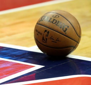 Una cancha de baloncesto antes de un partido Una cancha de baloncesto antes de un partido