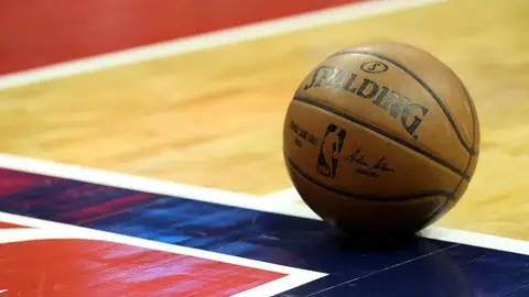 Una cancha de baloncesto antes de un partido Una cancha de baloncesto antes de un partido