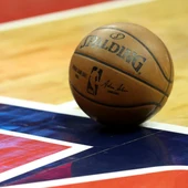 Una cancha de baloncesto antes de un partido Una cancha de baloncesto antes de un partido