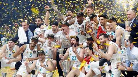 Los jugadores del Real Madrid de Baloncesto celebran la consecuci&oacute;n de la d&eacute;cima
