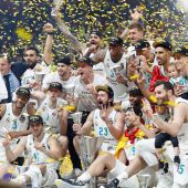 Los jugadores del Real Madrid de Baloncesto celebran la consecución de la décima