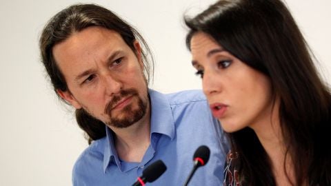 El secretario general de Podemos, Pablo Iglesias, y la portavoz parlamentaria, Irene Montero