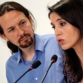 El secretario general de Podemos, Pablo Iglesias, y la portavoz parlamentaria, Irene Montero