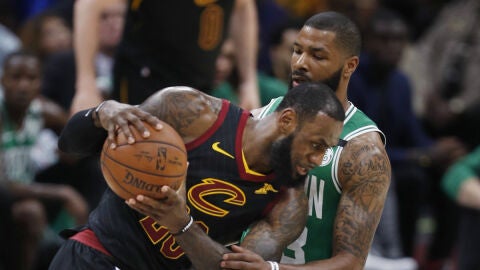 LeBron James, ante Morris