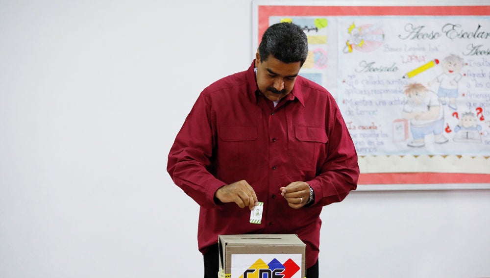 Nicolás Maduro ejerce su derecho a voto