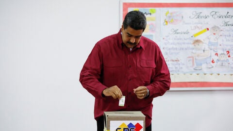 Nicol&aacute;s Maduro ejerce su derecho a voto