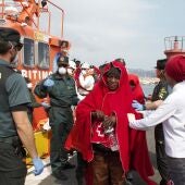 Llegada al puerto de Motril de 55 inmigrantes subsaharianos, entre ellos cinco mujeres y cinco menores