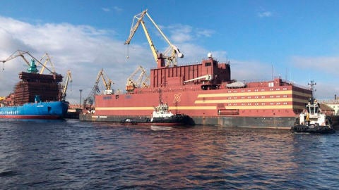 Central nuclear flotante rusa por el &Aacute;rtico