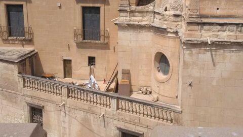 Enseres acumulados en una de las terrazas de la Bas&iacute;lica de Santa Mar&iacute;a de Elche
