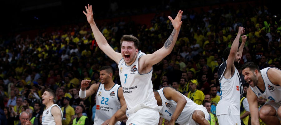 Luka Doncic celebra la Euroliga lograda por el Real Madrid Luka Doncic celebra la Euroliga lograda por el Real Madrid