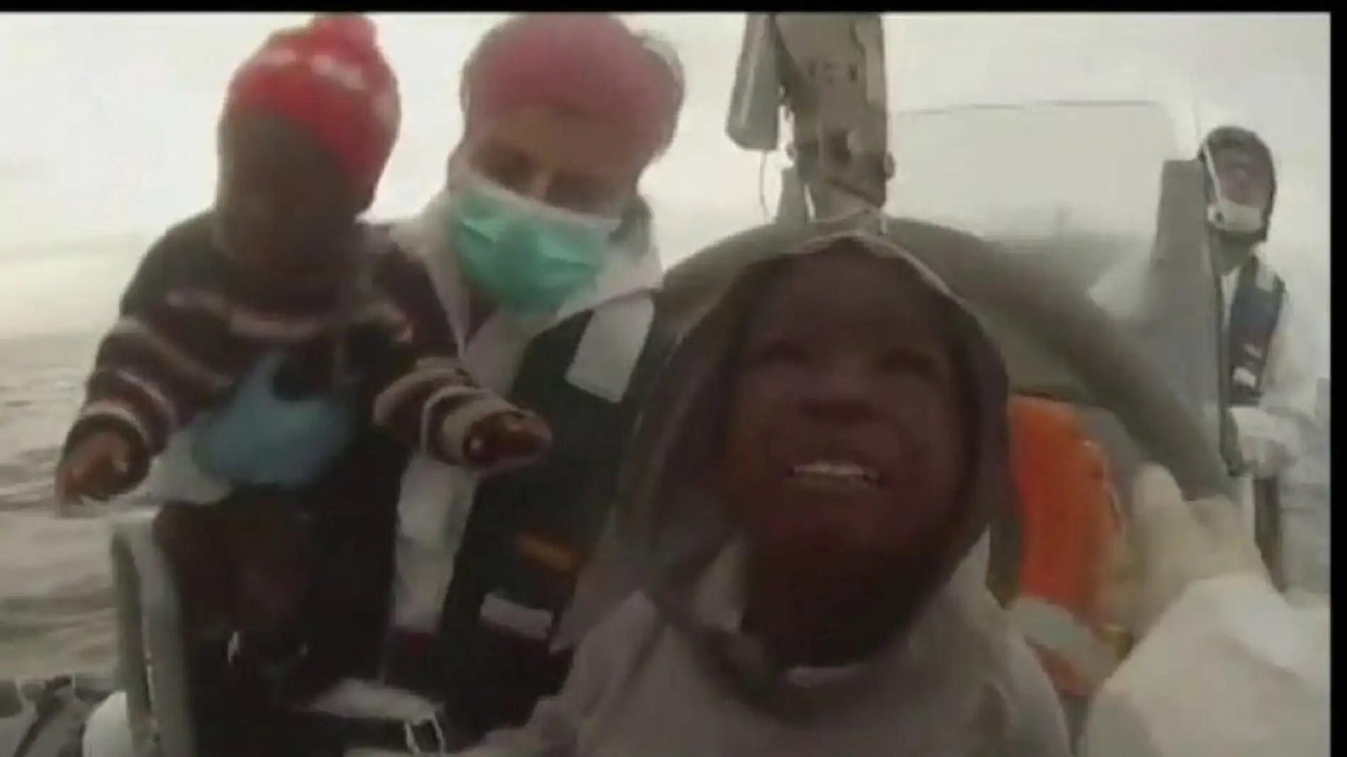 Menores migrantes sin adultos rescatados de una patera Menores migrantes sin adultos rescatados de una patera