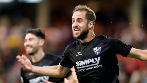 Pulido celebra uno de los goles del Huesca