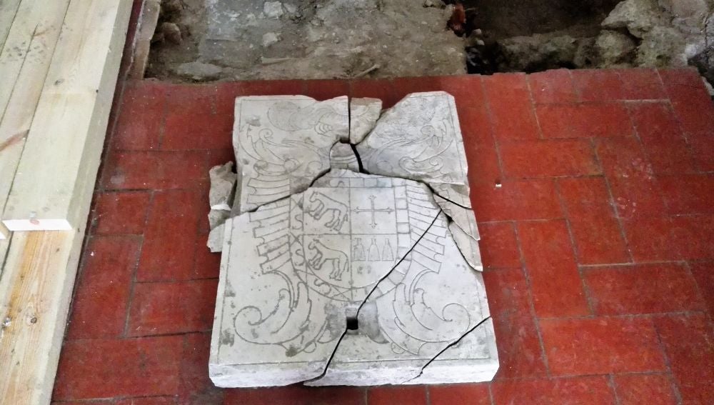 Piedra encontrada en la cripta con el escudo de la familia Cárdenas
