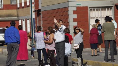Gente en la calle tras el se&iacute;smo en M&eacute;xico
