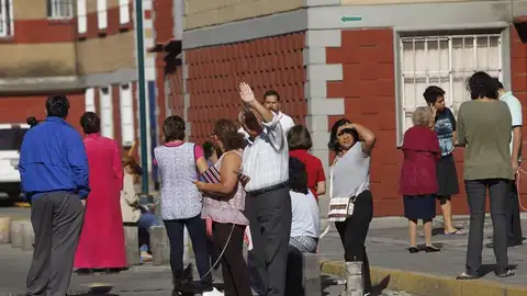 Gente en la calle tras el seísmo en México Gente en la calle tras el seísmo en México