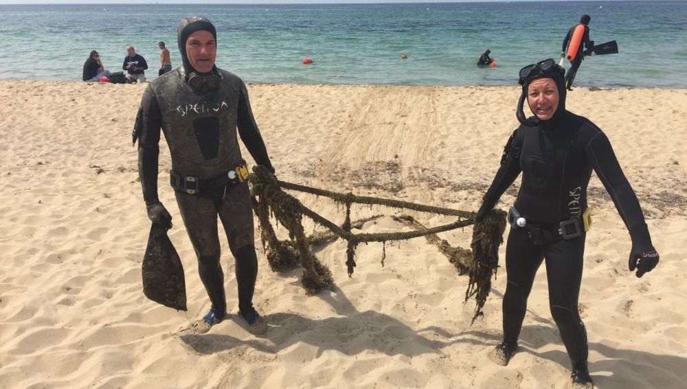 Algunos de los voluntarios durante la limpieza de fondos marinos en Playa de Palma 
