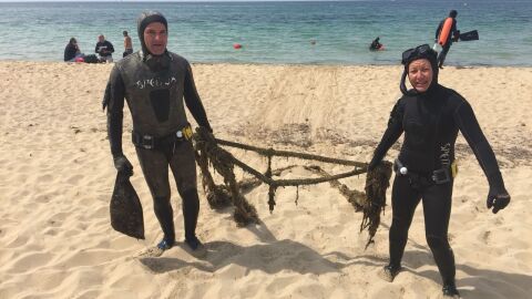 Voluntarios durante la limpieza de fondos marinos en Playa de Palma 