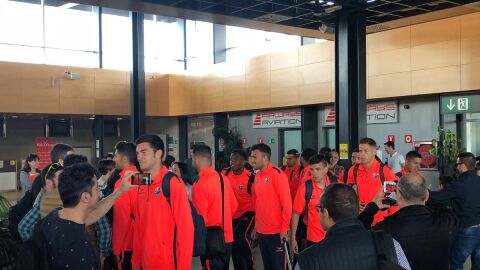 Los jugadores de la S.D. Huesca en el aeropuerto de la capital oscense