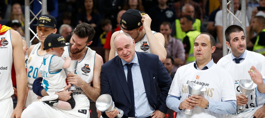Pablo Laso, junto a sus jugadores tras ganar la Euroliga Pablo Laso, junto a sus jugadores tras ganar la Euroliga