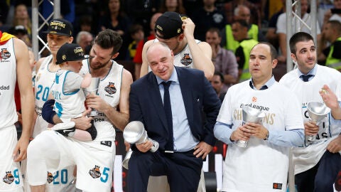 Pablo Laso, junto a sus jugadores tras ganar la Euroliga