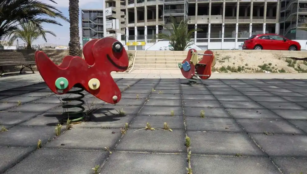 Vegetación sin cortar en una zona de juegos infantiles en el barrio del campo de fútbol de Elche Vegetación sin cortar en una zona de juegos infantiles en el barrio del campo de fútbol de Elche