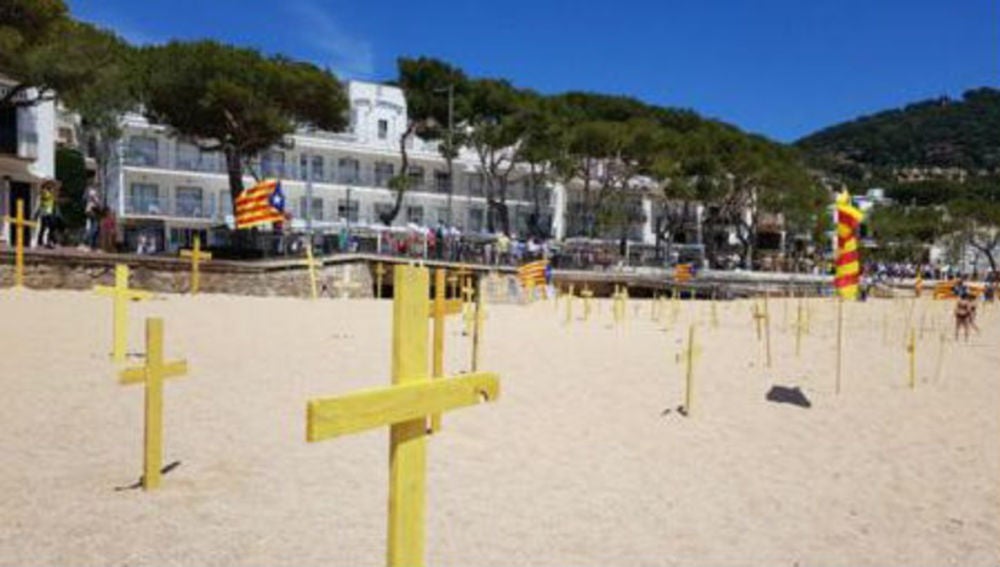 Las cruces amarillas en una playa de Girona genera enfrentamientos entre los bañistas