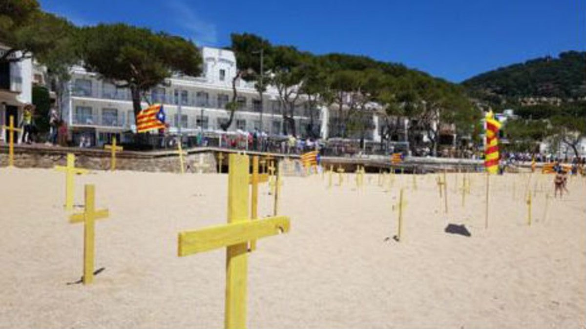 La señora que se enfrentó a los independentistas en la playa de Girona por las cruces amarillas La señora que se enfrentó a los independentistas en la playa de Girona por las cruces amarillas