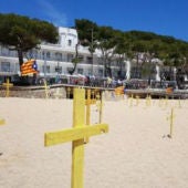 Las cruces amarillas en una playa de Girona genera enfrentamientos entre los bañistas