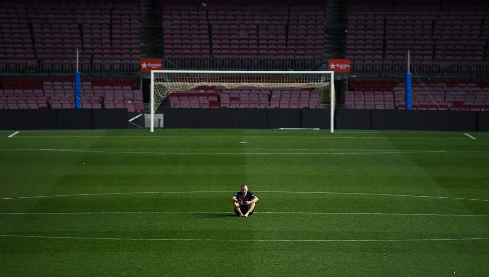 Andrés Iniesta, se inmortaliza en solitario con el Camp Nou vacío