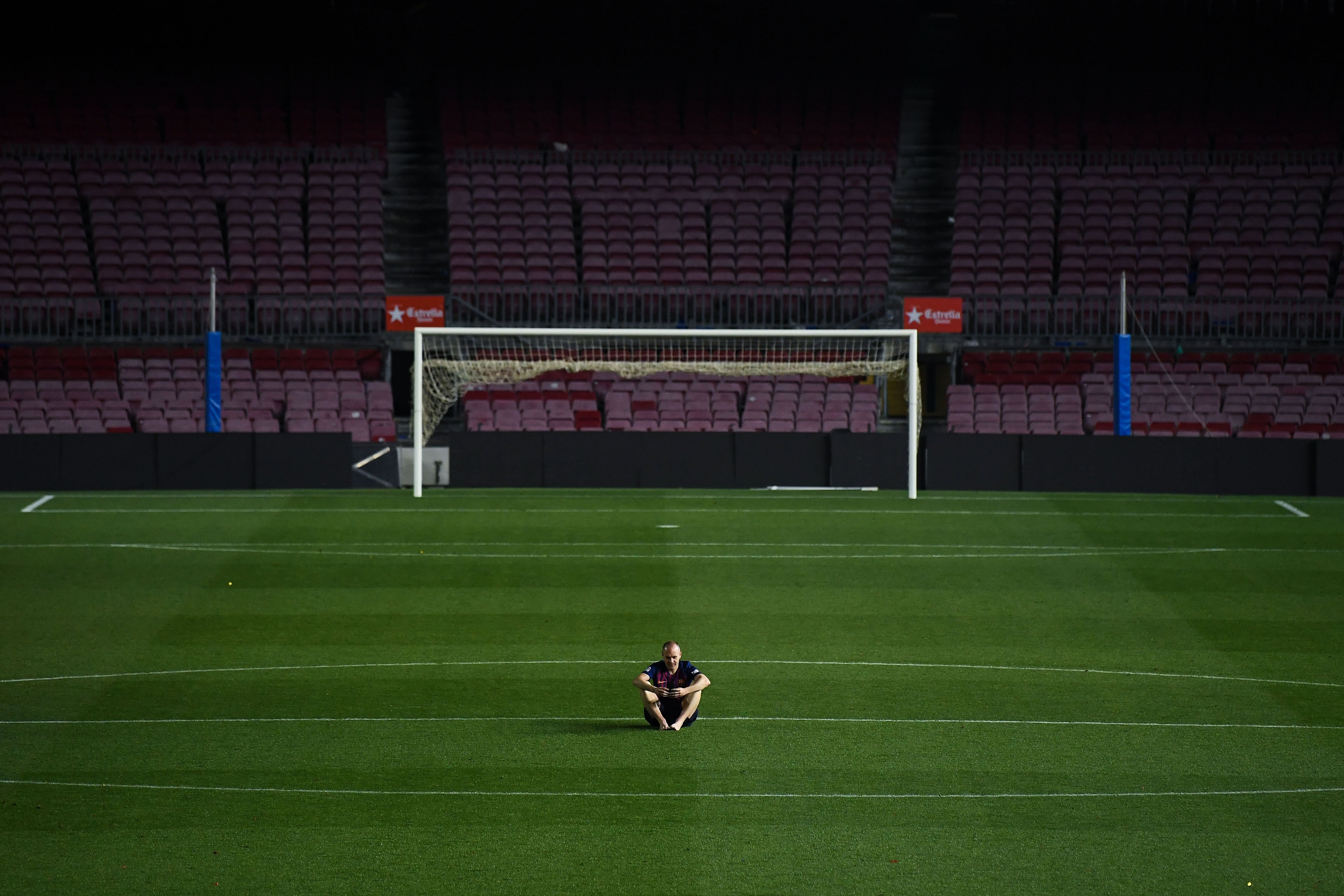 Iniesta y su momento más íntimo con el Camp Nou: así se despidió de su 'casa Iniesta y su momento más íntimo con el Camp Nou: así se despidió de su 'casa