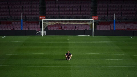Andr&eacute;s Iniesta, se inmortaliza en solitario con el Camp Nou vac&iacute;o