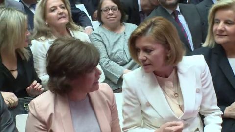 S&aacute;enz de Santamar&iacute;a y Cospedal escenifican una relaci&oacute;n cordial