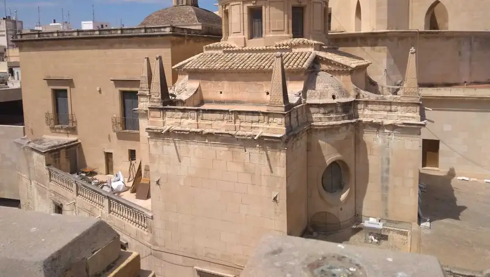 Vista de la acumulación de enseres en una terraza de la Basílica de Santa María de Elche