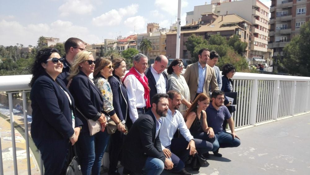 Los representantes del PP y del Observatorio del Vinalopó en la Pasarela del Mercado de Elche